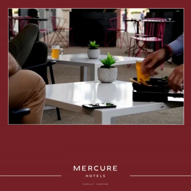 ☀️ L’été à Cholet, c’est encore mieux en terrasse ! 🌿🍹

Quand les beaux jours s’installent, notre terrasse devient le spot idéal pour profiter d’un moment de détente en plein cœur de Cholet. Que ce soit pour un café au soleil, un déjeuner léger ou un apéritif entre amis, notre équipe vous accueille avec le sourire dans un cadre chaleureux et élégant. 🪴✨

📍Située en plein centre-ville, la terrasse du Mercure Cholet Centre est le lieu parfait pour faire une pause estivale, en toute tranquillité.

💬 Et si vous passiez nous voir pour savourer l’été à votre rythme ?

#MercureCholet #TerrasseEnVille #CholetCentre #ÉtéÀCholet #MercureHotels #PauseEnTerrasse #ApéroTime #InstantDétente #HôtelDeCharme